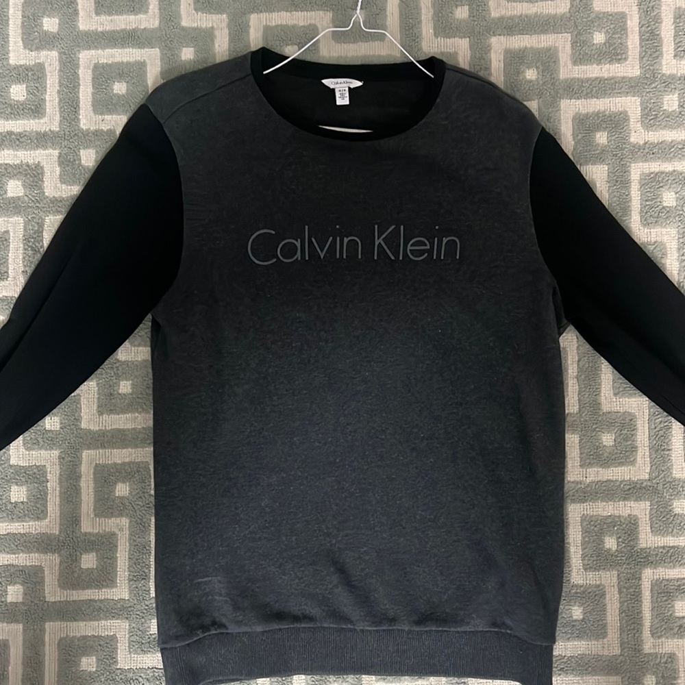CALVIN KLEIN SWEATSHIRT, SIZE (XS)